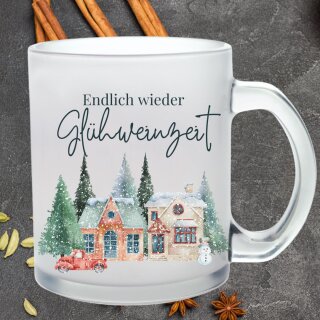 Glastasse „Endlich wieder Glühweinzeit“ | Weihnachtstasse aus satiniertem Glas mit Winterdorf-Motiv