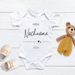 Babybody „Mini Nachname“ – personalisiert mit Familiennamen & Jahreszahl